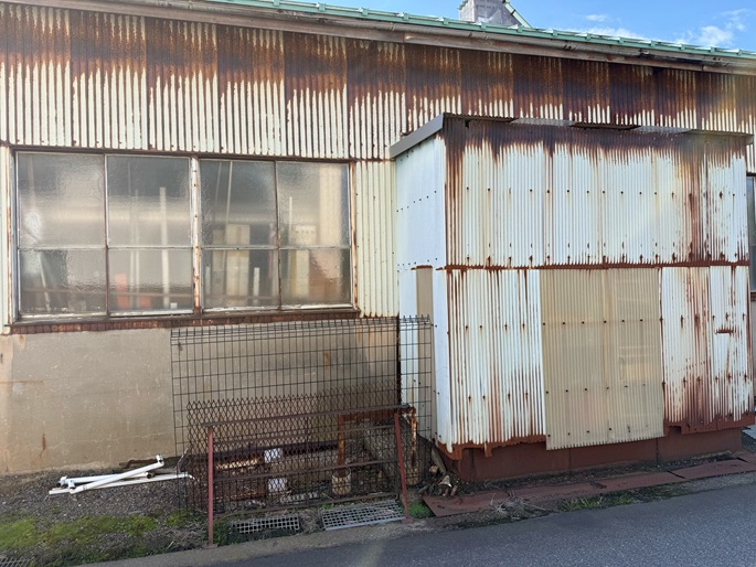 【金沢市】貸工場のトタン外壁にサビが発生！道路沿いの1面だけ改修をご提案