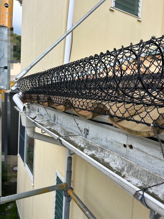 雪止めネットの下のほうは雨どい金具にステンレス線で固定