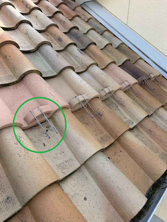 雪止め瓦の輪っかにゆきもちくんの金具を取り付け