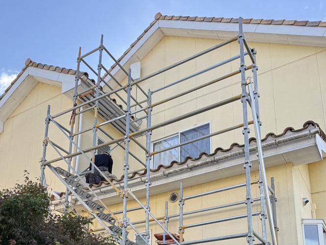 瓦屋根にゆきもちくんを取り付けます