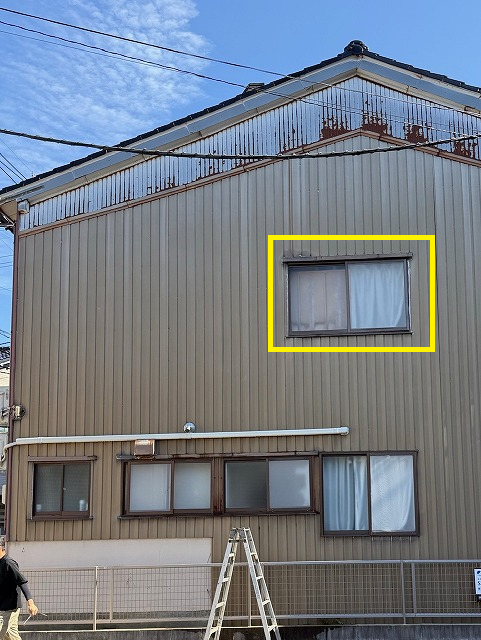 こちらの2階の窓から見ていきます