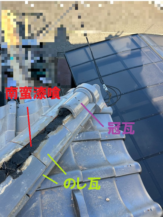 のし瓦を重ね、冠瓦を被せる