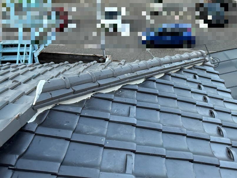 のし瓦を重ね、冠瓦を被せる