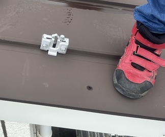 雪止めの金具取り付け
