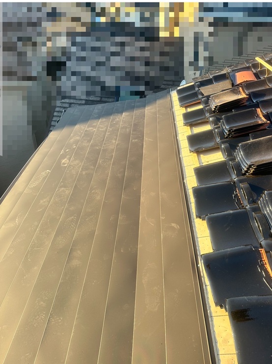 トタン屋根だった部分にはSGLガルバリウム鋼板を設置