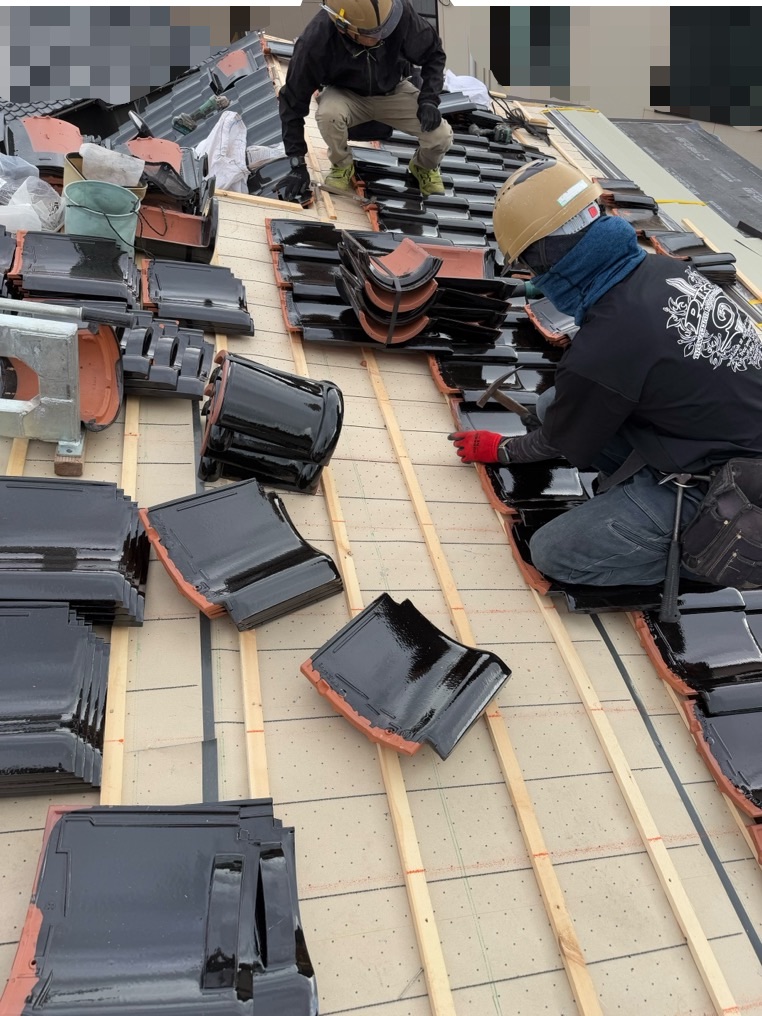 新しい瓦を瓦桟に釘で固定