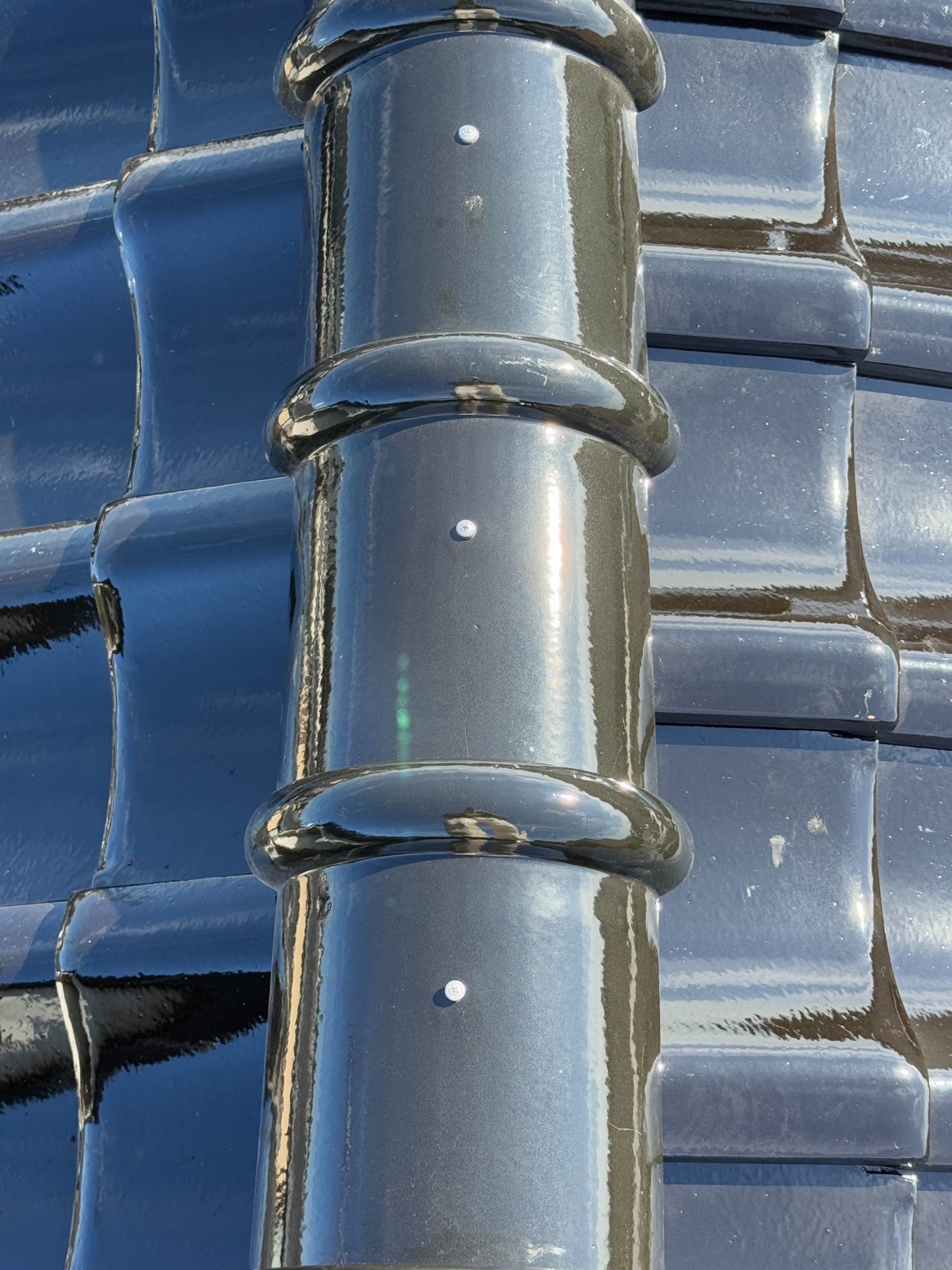 冠瓦をビスで固定