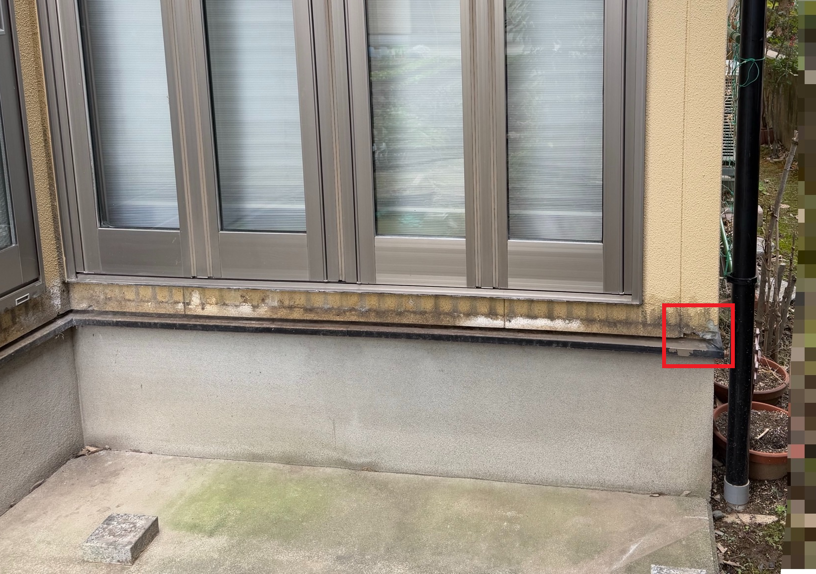 縁台のあった部分の外壁が傷んでいます