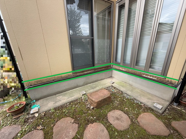 縁台のあった部分の外壁が傷んでいます