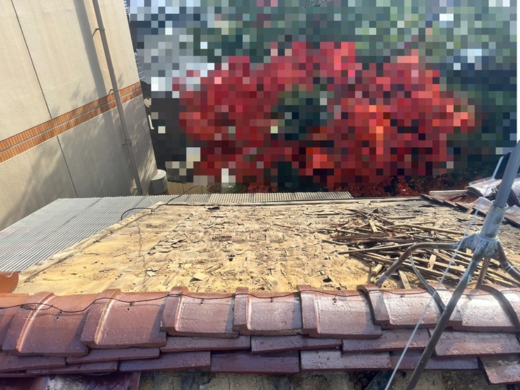 大屋根の瓦を外して撤去