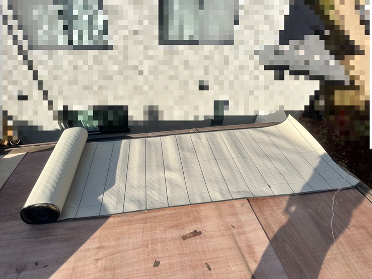 新しい木下地を重ね、防水シートをはる