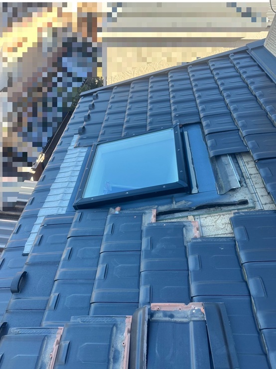 天窓まわりの瓦を一旦外していきます