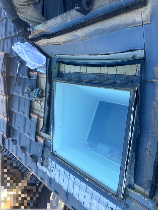 雨漏りしていた天窓を外します