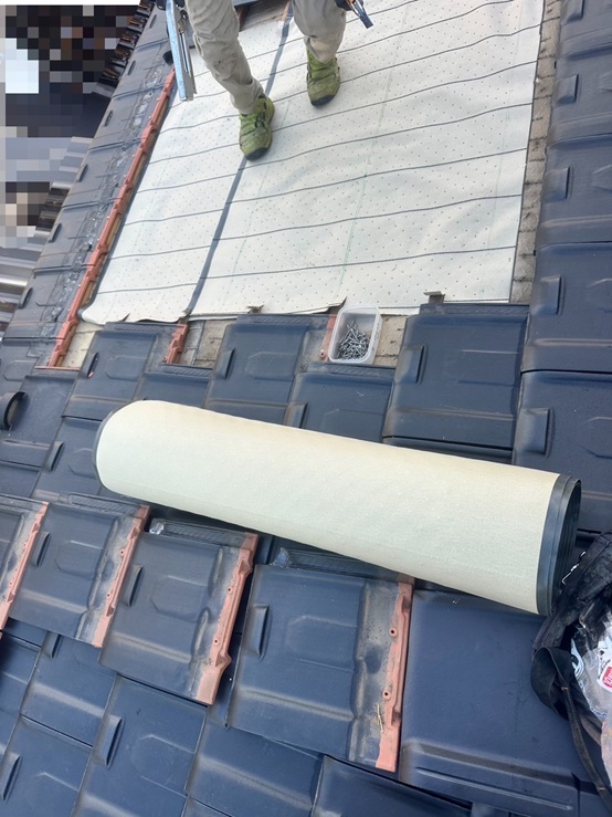 瓦用の防水シートを張る