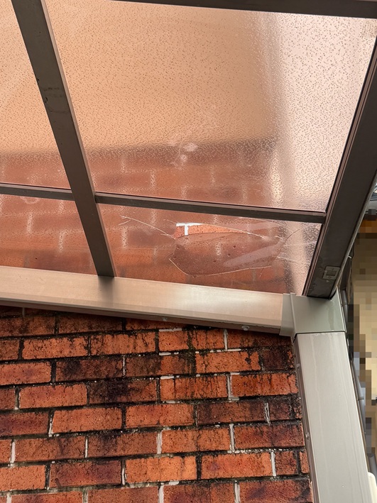 屋根が割れている