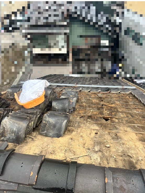 瓦を撤去
