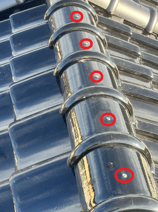 冠瓦を被せてビスで固定