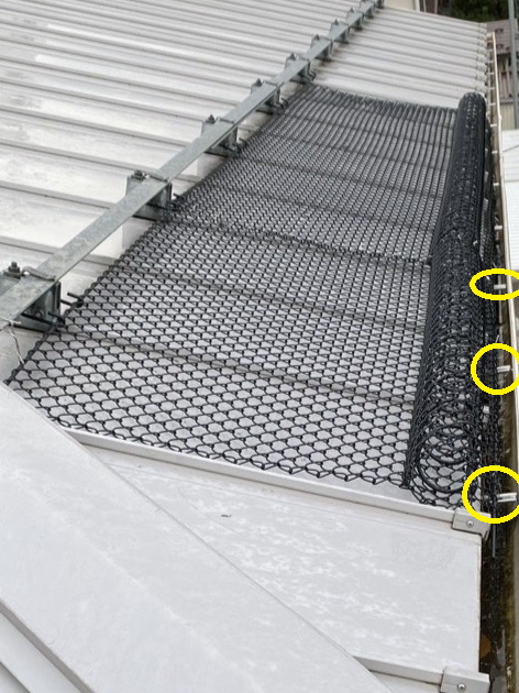 雨どいの金具に固定