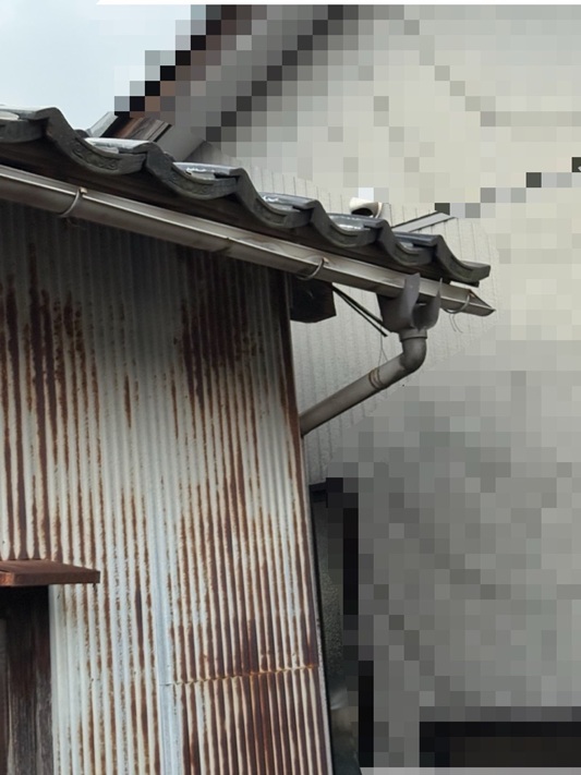 雨どい集水器の割れと軒樋の傾き