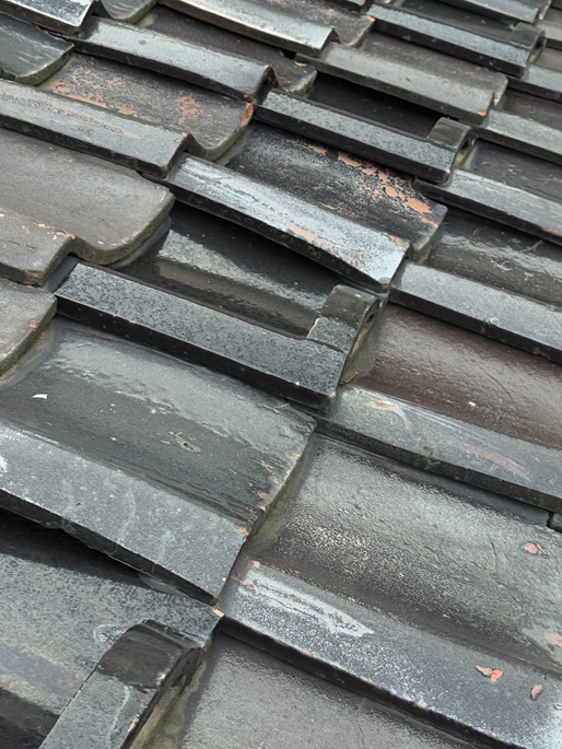 雨漏りしている瓦屋根　ガタついています