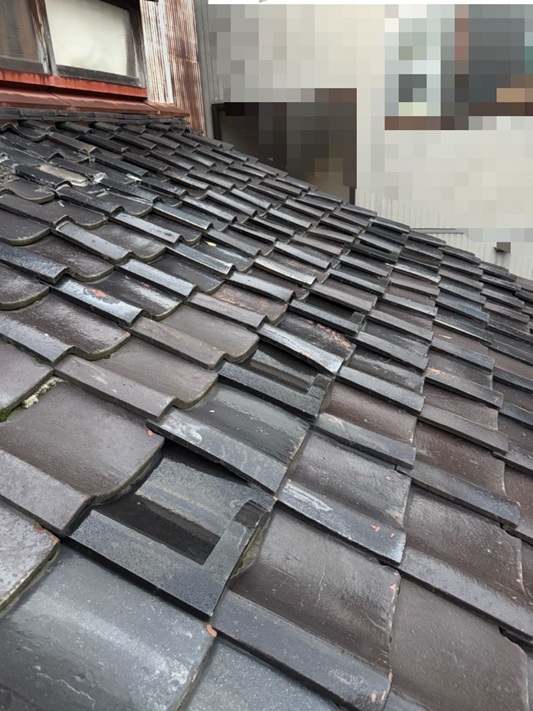 雨漏りしている瓦屋根　ガタついています