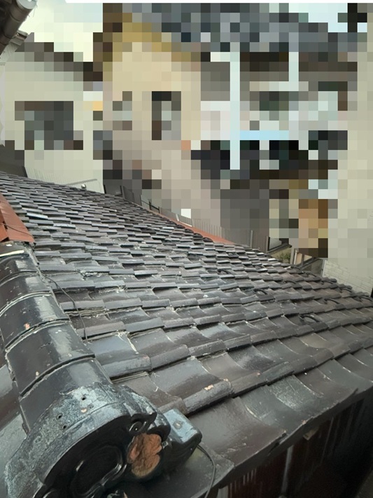 雨漏りしている瓦屋根