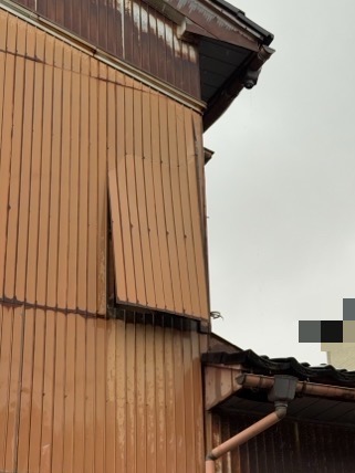 トタン外壁が捲れています