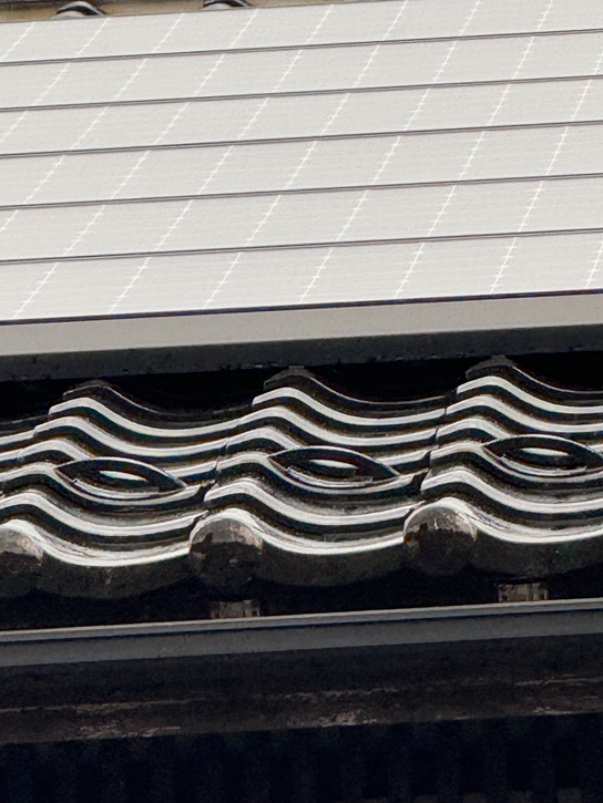 太陽光パネル設置の屋根に雪止め