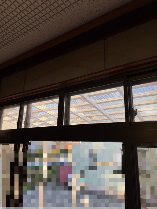 雨漏りしている室内