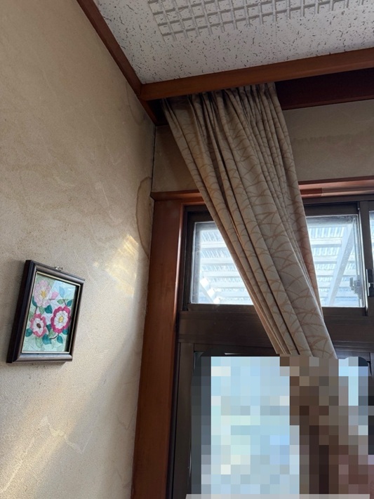 雨漏りしている室内