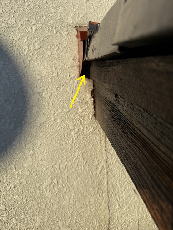 屋根と外壁の取り合いにすき間ができていました