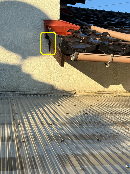 屋根と外壁の取り合いにすき間ができていました