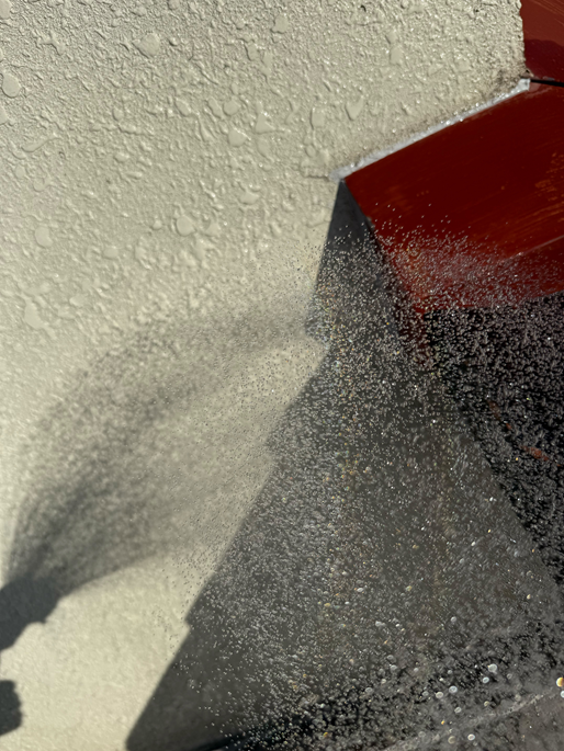 【金沢市】屋根と外壁にできたすき間が原因の雨漏りを補修！