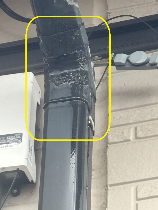 つなぎ目から雨水が垂れている