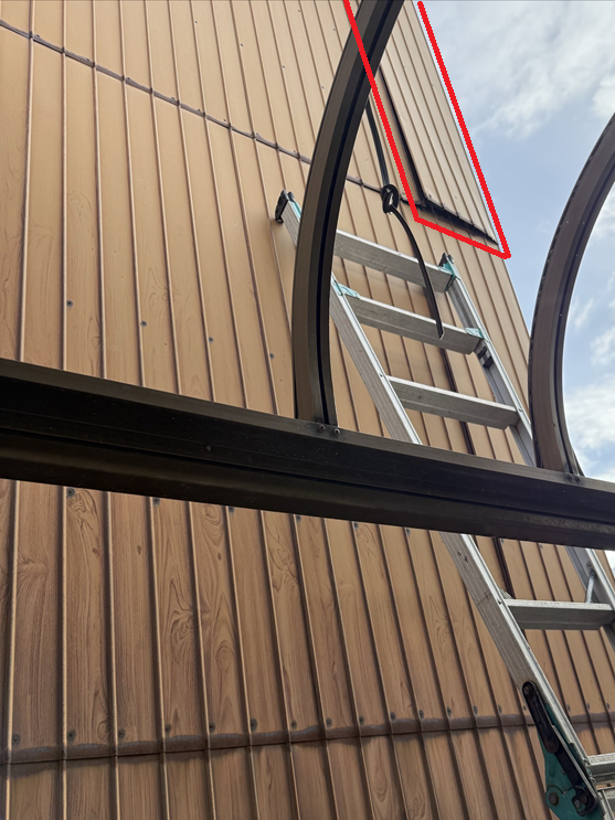 外壁のトタンが強風で捲れています