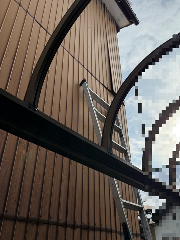 外壁のトタンが強風で捲れています