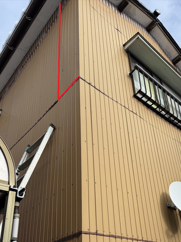 剥がれたトタンをビスで固定して応急処置