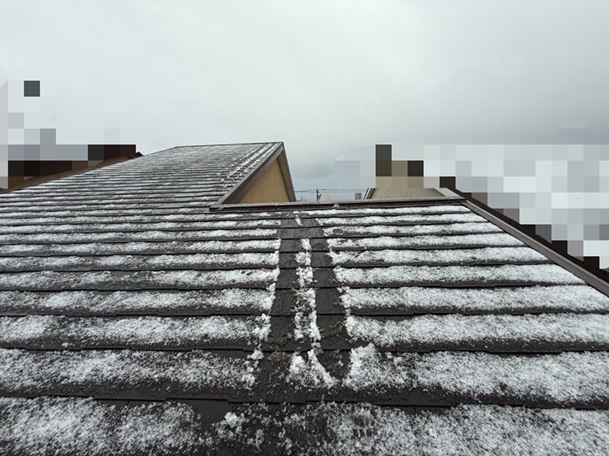 スレートが割れた屋根