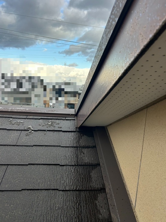 スレートが割れた屋根