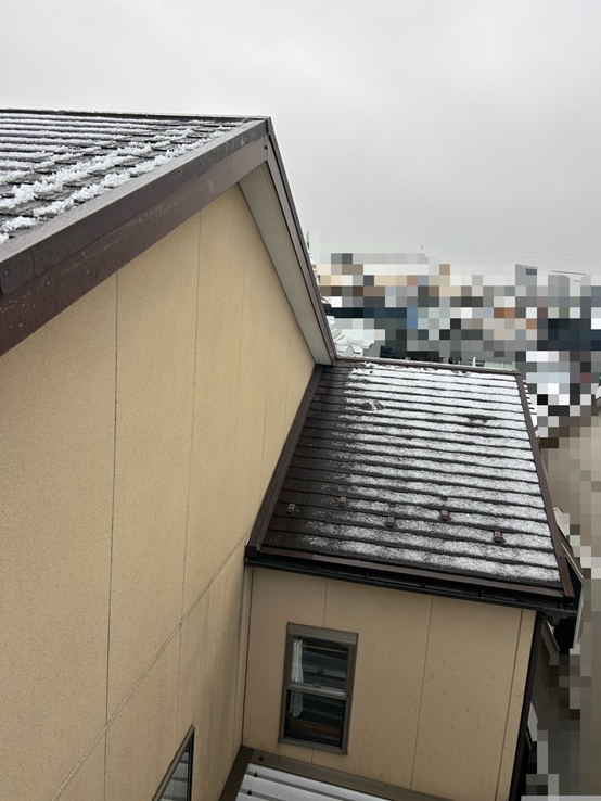 スレートが割れた屋根