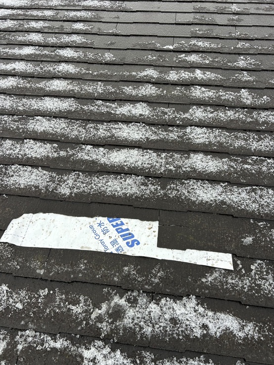 スレートが割れて落ちた箇所に養生