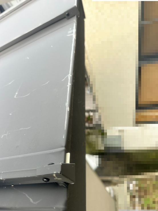 竹が倒れて屋根に傷がついています