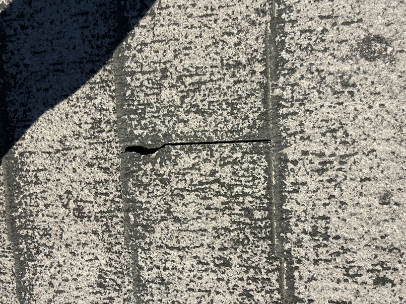 スレート屋根が割れています