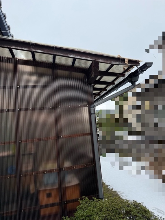 サンルームのポリカ波板がめくれてきた