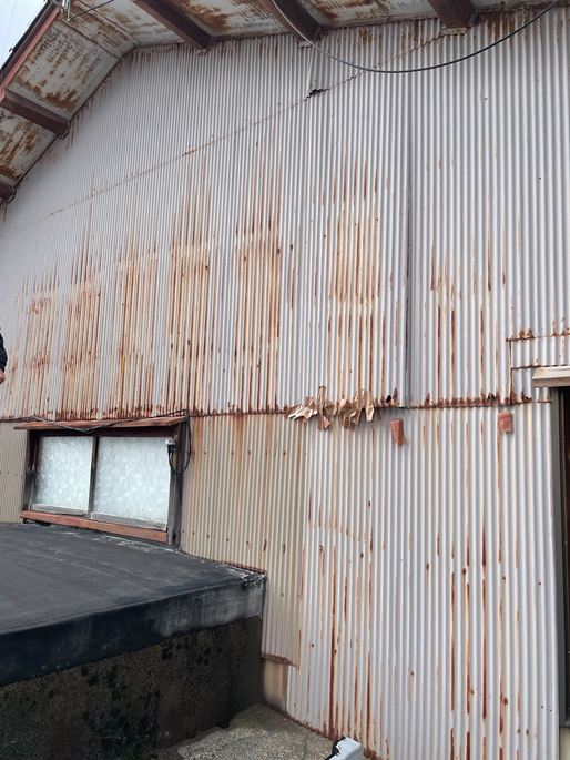 強風でめくれたトタン外壁