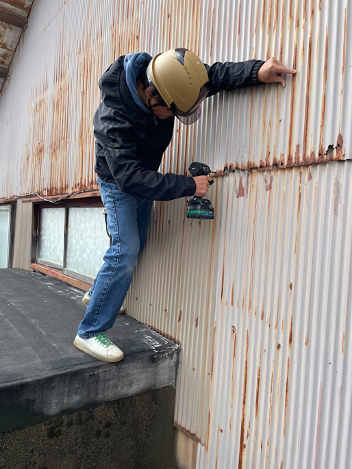 強風で捲れたトタンをビスで固定