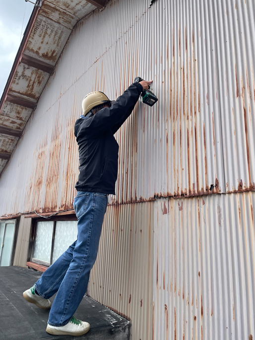 強風で捲れたトタンをビスで固定