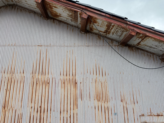 トタン外壁をビスで固定