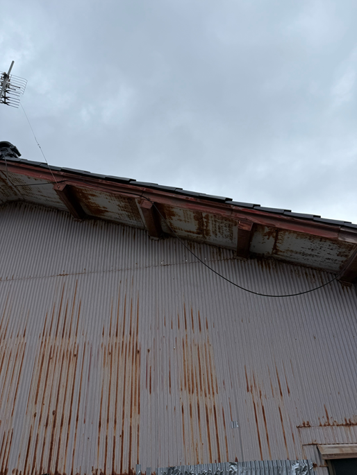 トタンをビスで固定