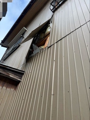 外壁トタンが風でめくれあがっています